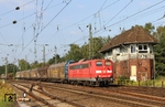 151 028 passiert mit einem EZ aus Düsseldorf-Reisholz das Fahrdienstleiter-Stellwerk "Ksf" im Bahnhof Köln-Kalk Nord. (12.09.2014) <i>Foto: Joachim Bügel</i>