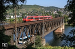442 204 begegnet als RB 12220 (Koblenz - Trier) auf der doppelstöckigen Moselbrücke in Bullay der motorisierten Straßenkonkurrenz. (17.09.2014) <i>Foto: Joachim Bügel</i>