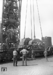 Umladen einer großen Turbine, die den Hamburger Hafen soeben mit einem Spezialtiefladewagen erreicht hat. (11.06.1958) <i>Foto: Walter Hollnagel</i>