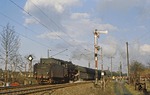 Bereits ihrer Tender-Lokschilds beraubt, fährt 044 434 mit Gdg 75284 am Bahnübergang Uechtingstraße in Gelsenkirchen-Bismarck am Fotografen vorbei. (28.02.1977) <i>Foto: Wolfgang Bügel</i>