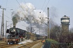 Wieder mit alter Nummer versehen, beschleunigt 44 434 (044 434) den Gdg 75284 aus dem Güterbahnhof von Wanne-Eickel. (28.02.1977) <i>Foto: Wolfgang Bügel</i>