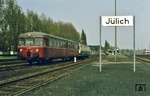 Eine 515/815-Einheit in alter und neuer Farbgebung verlässt den Bahnhof Jülich auf dem Weg nach Düren. Auch diese Strecke war ab Mitte der 1970er Jahre von den Rationalisierungsmaßnahmen der DB betroffen. Parallel verkehrende Busse verursachten eine Verlagerung des Verkehrs von der Schiene auf die Straße. In den 1980er Jahren drohte die Komplettstilllegung. Nach langen Verhandlungen mit der DB übernahm der Kreis Düren die Strecke. So konnte die Dürener Kreisbahn (DKB) im Juni 1992 als erste Nichtbundeseigene Eisenbahn eine Eisenbahnstrecke des Bundes zum symbolischen Preis von 1 DM erwerben. Dies galt als Blaupause für die zwei Jahre später einsetzende Bahnreform, bei der sich der Bund im Rahmen von "Regionalisierungen" vermeintlich unrentablen Strecken entledigen konnte. (02.05.1980) <i>Foto: Dieter Junker</i>