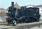 Die Lokomotiven der Reihe Tssd waren Mallet-Dampflokomotiven für 750 mm Spurweite der Königlich Württembergischen Staats-Eisenbahnen. Sie wurden ab 1899 zunächst beim Öchsle zwischen Biberach an der Riß und Ochsenhausen eingesetzt. Zudem kamen sie auf der Federseebahn zwischen Schussenried und Riedlingen, auf der Zabergäubahn zwischen Lauffen am Neckar und Leonbronn sowie auf der Bottwarbahn zwischen Marbach am Neckar und Heilbronn Süd zum Einsatz. Das Bild der 99 633 entstand auf der Federseebahn. Die Lok war bis zum 18. März 1969 bei der DB im Einsatz. 1985 zog sie in ihrem "zweiten Leben" den ersten Öchsle-Museumsbahnzug. Als "Filmstar" in der SWR-Fernsehsendung "Eisenbahn-Romantik" ist sie im Vorspann der Sendung und als deren Logo zu sehen und damit wohl die meist gezeigteste Lok im Fernsehen. (09.05.1968) <i>Foto: Dieter Junker</i>