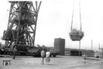 Das Umladen einer großen Turbine von der Eisenbahn aufs Schiff zog auch 1958 Schaulustige in den Hamburger Hafen. (11.06.1958) <i>Foto: Walter Hollnagel</i>