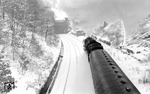 01 0532 (Bw Erfurt-P) wird mit D 199 gleich im 983 m langen Hönebacher Tunnel entschwinden. (03.01.1971) <i>Foto: Johannes Glöckner</i>