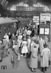 Starkes Gedränge am Schnellzug nach Leipzig, der Hamburg Hbf planmäßig um 10.38 Uhr verlassen soll. (1962) <i>Foto: Walter Hollnagel</i>