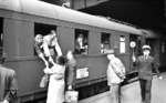 Verabschiedung am offenen Abteilfenster für die Reise nach Leipzig über Büchen - Wittenberge - Magdeburg - Halle. (1962) <i>Foto: Walter Hollnagel</i>