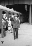 Abfahrauftrag durch den Örtlichen Aufsichtsbeamten am Gleis 6 des Hamburger Hauptbahnhof für den Schnellzug Hamburg-Altona - Leipzig. (1962) <i>Foto: Walter Hollnagel</i>