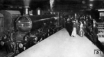 Die Londoner "Kings Cross Station" öffnete am 14. Oktober 1852 ihre Pforten und verband seitdem die Hauptstadt mit dem Nordosten Großbritanniens und Schottland. Er war damals der bislang größte der Londoner Bahnhöfe, auf dem bei dessen Eröffnung schon täglich 13 Züge verkehrten. Im Jahre 1932 fuhren dort bereits 250 Züge ab, mit so berühmten Namen wie "The Flying Scotsman", "The Queen of Scots" oder "The Night Scotsman." Das Bild entstand anlässlich des 50. Geburtstags des Bahnhofs mit einem Vorläuferzug des "Night Scotsman". (13.10.1902) <i>Foto: Pressefoto ACME</i>