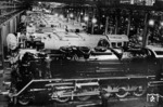 Blick in die Werkhalle von Borsig in Berlin. Vorne wird gerade eine der 1941 unter den Fabriknummern 15100 bis 15139 gebauten 44 644 bis 683 fertiggestellt. (1941) <i>Foto: RVM</i>