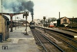 Blick in den alten Braunschweiger Hauptbahnhof, der zwei Jahre nach diesem Foto dicht gemacht wurde. Am Bahnsteig warten 50 2223 (?) und ein VT 95. (1958) <i>Foto: Reinhard Todt</i>