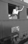 Fröhliches Wiedersehen am Interzonenzug aus Leipzig im Grenzbahnhof Büchen. (02.08.1951) <i>Foto: Walter Hollnagel</i>