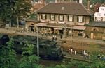 Reges Treiben herrscht auf dem Bahnhof Möckmühl bei der Einfahrt eines von einer 144 gezogenen Nahverkehrszuges Osterburken - Heilbronn.  (01.09.1977) <i>Foto: Dieter Junker</i>