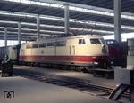 Die im Juni 1965 abgelieferte Vorserienlokomotive 103 003 (E 03 003) in München Hbf.  (16.04.1968) <i>Foto: Frank Lüdecke</i>