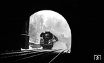 01 0532 fährt mit D 217 in den Hönebacher Tunnel ein. Anschließend gab's wohl kräftig was auf die Ohren. (04.01.1971) <i>Foto: Johannes Glöckner</i>