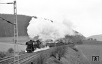044 070 (44 1070) mit einem Güterzug zwischen Neuen- und Altenbeken. (27.01.1971) <i>Foto: Johannes Glöckner</i>