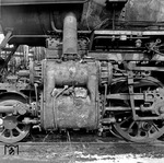 Nach einem berüchtigten "Wasserschlag" wurde 051 926 mit defektem Zylinder im Bw Dortmund Rbf abgestellt. Eine Reparatur lohnte sich offenkundig nicht mehr, die Lok wurde dort am 02. Juni 1971 ausgemustert. (07.03.1971) <i>Foto: Johannes Glöckner</i>