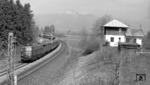 110 449 mit einem internationalen Express-Güterzug der Zuggattung "Trans-Europ-Express-Marchandises" (TEEM) bei Kiefersfelden. (19.03.1975) <i>Foto: Frank Lüdecke</i>