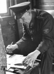 Der Fahrladeschaffner bei der Überprüfung der Zugpapiere. (1942) <i>Foto: RVM (Ittenbach)</i>