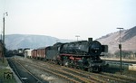 044 344 vom Bw Ehrang rollt mit einem Güterzug durch den Bahnhof Ediger-Eller an der Mosel. (26.04.1970) <i>Foto: Robin Fell</i>