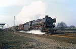 41 145 vom Bw Kirchweyhe rauscht mit einem Güterzug durch ihren Heimatbahnhof. (14.04.1968) <i>Foto: Robin Fell</i>