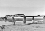 Eine einsame Draisine überquert auf Streckenkontrollfahrt den Ingulez bei Blakitnoje an der Strecke Apostolowo - Snigirewka (-Cherson/Nikolajew). Die Brücke existiert noch heute, der fehlende Fachwerkbau wurde ersetzt, der Hilfspfeiler entfernt. (1943) <i>Foto: Walter Hollnagel</i>