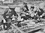 Im Zuge von Gleisarbeiten werden an einer Weichenzunge Anpassungen im Bahnhof Snamenka vorgenommen. (1943) <i>Foto: Walter Hollnagel</i>