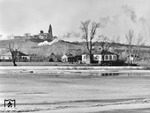 Vor der Kulisse des Kreuzerhöhungsklosters aus dem 17. Jahrhundert ist eine als Lz rückwärts fahrende pr. P 8 vom Bw Poltawa kommend nach Poltawa Kiewskaja, einem größeren Bahnhof im Nordwesten der Stadt, unterwegs. Der Fluss Worskla führte im Frühjahr 1942 Hochwasser, die Flussauen sind davon noch gezeichnet. (04.1942) <i>Foto: Walter Hollnagel</i>
