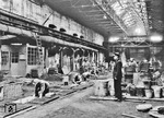 Der Zustand der Betriebsanlagen im Osten, besonders für Reparatur- Pflege- und Wartungsarbeiten der Lokomotiven, war vielerorts vollkommen unzureichend. Die Instandsetzung von Lokomotiven im Sinne von leistungsfähigen Ausbesserungswerken war nur vereinzelt möglich. So wurde jede sich bietende Werkstattkapazität genutzt und ausgebaut - teils sogar in ehemaligen Schiffswerftanlagen - um Reparaturen ausführen zu können. (1943) <i>Foto: Walter Hollnagel</i>