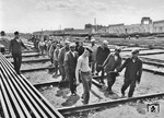Mangels technischem Geräts war auch auf dem Schienenschweißplatz in Nikolajew ausschließlich Handarbeit angesagt. (1943) <i>Foto: Walter Hollnagel</i>