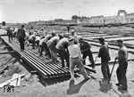Ablagerung fertig gestellter Schienenstücke auf dem Schienenschweißplatz in Nikolajew/Ukraine. (1943) <i>Foto: Walter Hollnagel</i>