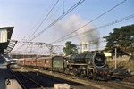 Die Klasse "WG" der Indian Railways war eine 2-8-2 Güterzuglokomotive, die ab 1950 in 2450 Exemplaren produziert wurde. Hier fährt WG 8860 in Pune (Poona), einer Stadt mit 3,1 Millionen Einwohnern im Bundesstaat Maharashtra, aus. (16.12.1978) <i>Foto: Robin Fell</i>