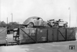 Der umgebaute Ommu-Wagen "4971 Klagenfurt" als Behelfsautotransportwagen für einen Volkswagen Typ 166 (schwimmfähiger Geländewagen mit Allradantrieb - vorne) und einem Kommandeurwagen Typ 87 mit Allradantrieb für die Wehrmacht auf Grundlage des KdF-Wagens. (1944) <i>Foto: RVM</i>