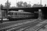 VT 60 512 wurde im Oktober 1939 als VT 137 360 (Hersteller: Waggon- und Maschinenfabrik vorm. Busch, Bautzen) von der Deutschen Reichsbahn in Dienst gestellt. Am 07.09.1949 wurde er bei der DB als VT 60 512 eingereiht und war noch bis August 1969 in Betrieb. Hier ist er in Mainz Hbf unterwegs. (05.1962) <i>Foto: Robin Fell</i>