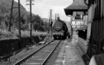 38 3300 vom Bw Koblenz-Mosel fährt mit einem Personenzug nach Trier in den Bahnhof Moselkern ein, vorbei am alten Fahrdienstleiterstellwerk "Mkf". (1952) <i>Foto: Privatfoto</i>