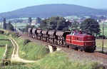 280 001 mit einem Schotterzug auf der Strecke Breitengüßbach – Maroldsweisach bei Ebern. (05.07.1977) <i>Foto: Peter Schiffer</i>