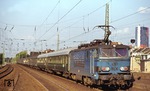Die Mehrfrequenzlok der belgischen Staatsbahn SNCB 1606 fährt mit D 326 (Köln - Oostende) durch Köln-Ehrenfeld. (15.07.1977) <i>Foto: Peter Schiffer</i>