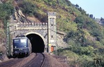 110 125 verlässt mit D 701 (Dortmund - Freudenstast) den 367 m langen Bank-Tunnel bei St. Goar. (28.09.1983) <i>Foto: Peter Schiffer</i>