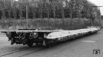 Tiefladewagen waren für den Großraum- und Schwertransport von Gütern konstruiert, die auf normalen Güterwagen den lichten Raum nicht einhalten würden. Bei der DB wurde sie häufig im kombinierten Ladungsverkehr für den Transport von Lkws ("Rollende Landstraße") eingesetzt. (1964) <i>Foto: Stamm</i>