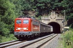 DB-Cargo 140 308 verlässt den 238 m langen Burghauner Tunnel zwischen Bad Hersfeld und Fulda. (26.06.2001) <i>Foto: Thomas Konz</i>