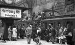 Bittere Realität waren nach dem Zweiten Weltkrieg die sog. Hamsterfahrten. Die Großstadtbewohner trieb es in hoffnungslos überfüllten Zügen aufs Land hinaus, um dort die letzten Habseligkeiten gegen etwas Essbares einzutauschen. (1946) <i>Foto: Walter Hollnagel</i>