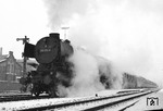 Auch im Emsland gibt es (selbst im März) Schnee. 012 055 fährt mit E 1631 nach Norddeich Mole aus dem winterlichen Bahnhof Lingen. (12.03.1971) <i>Foto: Johannes Glöckner</i>