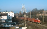 363 160 mit einem Übergabezug vor der Kulisse des Bergbaumuseums zwischen Bochum-Präsident und Bochum Nord.  (19.12.2007) <i>Foto: Norman Kampmann</i>