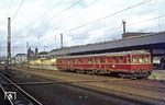 Planbetrieb mit Oldtimerfahrzeugen gab es 1977 rund um Koblenz auch noch. 426 004 mit Beiwagen 826 601 wartet als Pendelzug nach Neuwied in Koblenz Hbf. (22.04.1977) <i>Foto: Wolfgang Bügel</i>