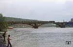 Auf der Moselbrücke in Güls konnte Sonderzug N 22173 mit 119 001 auf dem Weg nach Koblenz erneut abgepasst werden. (23.04.1977) <i>Foto: Wolfgang Bügel</i>