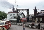 Blick in den alten Fährhafen von Gedser (Dk). Dänische und deutsche Fährschiffe teilen sich den Fährbetrieb zwischen Dänemark und Deutschland (Großenbrode Kai). Ab 1963 wurde die Fährlinie durch die Vogelfluglinie über Fehmarn nach Rodby abgelöst. (07.1959) <i>Foto: Walter Hollnagel</i>