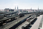 V 200 044 vom Bw Hamburg-Altona hat soeben den Hamburger Hauptbahnhof verlassen und fährt auf der im Hafengebiet aufgeständerten Fernbahn dem Abzw. Elbbrücke entgegen. (20.06.1959) <i>Foto: Walter Hollnagel</i>
