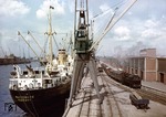 Zwischen Kaikränen und Lagerhallen rangiert 94 1597 im Hamburger Hafen. (22.05.1958) <i>Foto: Walter Hollnagel</i>