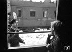 Abfahrauftrag im Bahnhof Bad Harzburg am VT 33 106, der als Sondertriebwagen "Harzer Roller" von Hamburg-Altona nach Altenau im Harz unterwegs ist. (02.1951) <i>Foto: Walter Hollnagel</i>