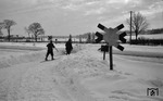 Bahnübergang in Goslar mit einem alten Andreaskreuz, das den Übergang über eine mehrgleisige Strecke signalisierte. (02.1951) <i>Foto: Walter Hollnagel</i>